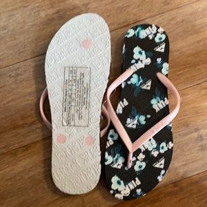 Women’s Pink flip flops never worn